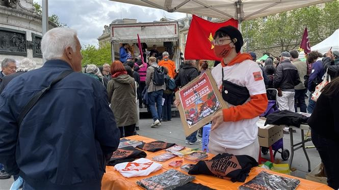Varias asociaciones se movilizan, venden libros y productos de recaudación de fondos para apoyar la demanda de Tran To Nga y las víctimas vietnamitas del Agente Naranja/dioxina. (Fotografía: VNA) Varias asociaciones se movilizan, venden libros y productos de recaudación de fondos para apoyar la demanda de Tran To Nga y las víctimas vietnamitas del Agente Naranja/dioxina. (Fotografía: VNA)