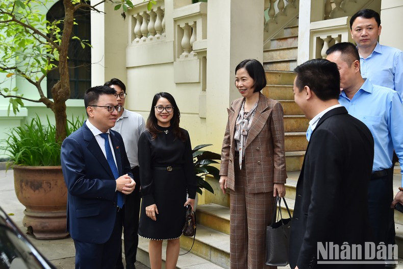 Charla después de la reunión. Charla después de la reunión.