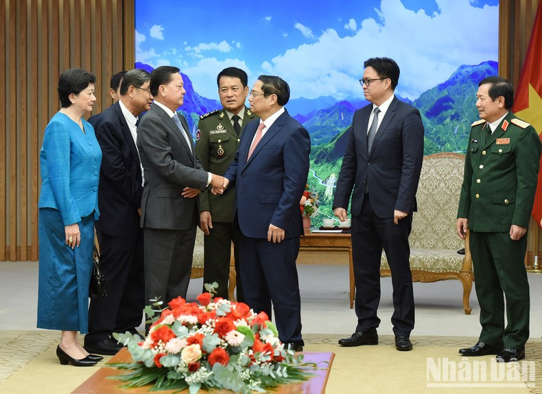 El premier de Vietnam se despide del visitante. El premier de Vietnam se despide del visitante.