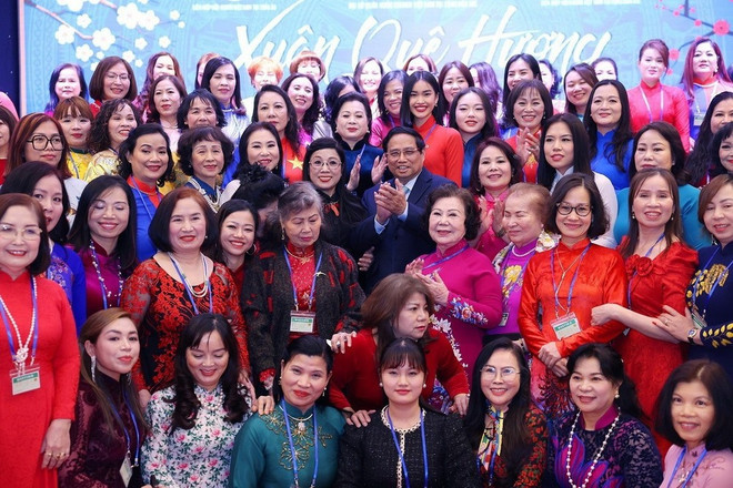 El primer ministro Pham Minh Chinh asiste al programa &quot;Primavera de la Patria&quot; en la República Checa. (Fotografía: VNA)