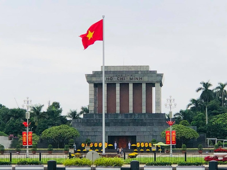 Mausoleo dedicado al Presidente Ho Chi Minh en la plaza de Ba Dinh. Mausoleo dedicado al Presidente Ho Chi Minh en la plaza de Ba Dinh.
