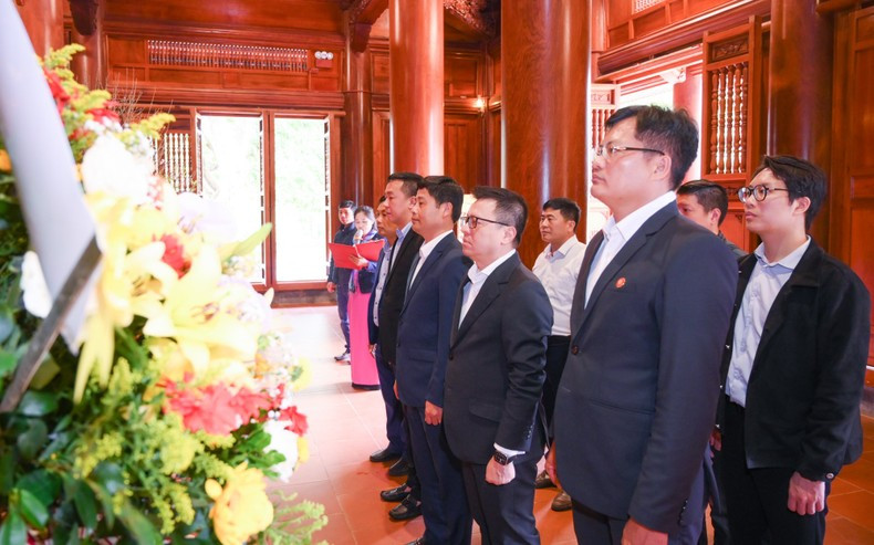 Los delegados homenajean al Presidente Ho Chi Minh.