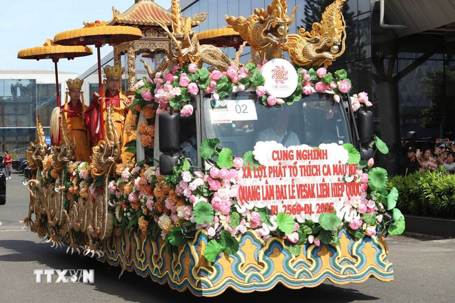 El carro de flores de "nueve dragones" de la Sangha Budista de Vietnam transporta las reliquias del Buda Shakyamuni. (Fotografía: VNA) El carro de flores de "nueve dragones" de la Sangha Budista de Vietnam transporta las reliquias del Buda Shakyamuni. (Fotografía: VNA)