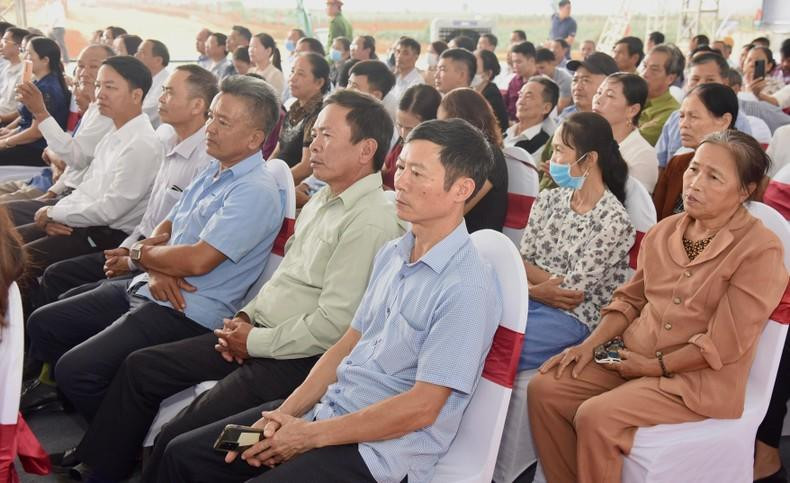 Minh Chinh y otros participantes. Minh Chinh y otros participantes.