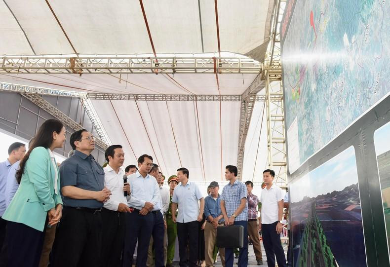 Minh Chinh inspecciona la construcción de la ruta Este-Oeste (primera fase), tramo desde la ciudad de Tam Diep hasta el distrito de Nho Quan, en Ninh Binh. Minh Chinh inspecciona la construcción de la ruta Este-Oeste (primera fase), tramo desde la ciudad de Tam Diep hasta el distrito de Nho Quan, en Ninh Binh.