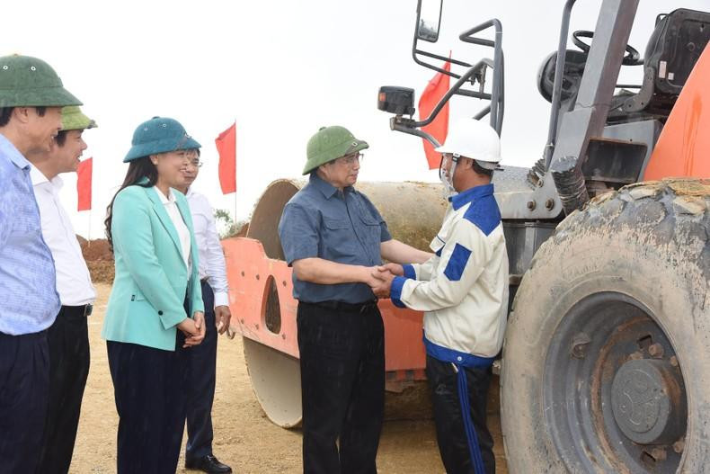 El dirigente anima a un obrero in situ. El dirigente anima a un obrero in situ.