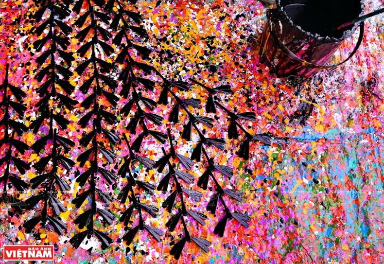 Las libélulas, después de darles forma y terminarlas, son llevadas a la sala de pintura. Aquí están pintadas en 10 colores diferentes. (Fotografía: Revista Vietnam)