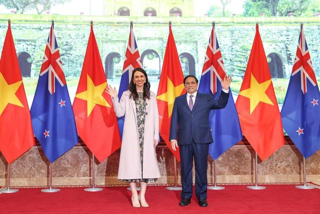 El primer ministro de Vietnam, Pham Minh Chinh, y su homóloga de Nueva Zelanda, Jacinda Ardern. (Fotografía: VGP)