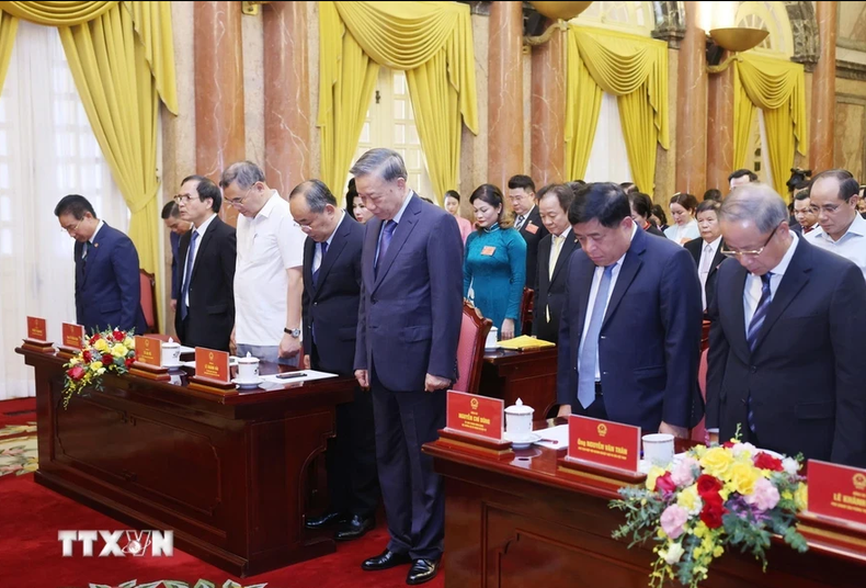 El máximo dirigente del país y los empresarios guardan un minuto de silencio en homenaje al difunto secretario general del Partido Nguyen Phu Trong. El máximo dirigente del país y los empresarios guardan un minuto de silencio en homenaje al difunto secretario general del Partido Nguyen Phu Trong.