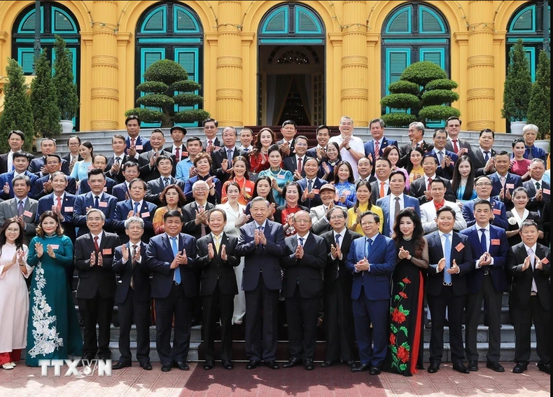 El dirigente posa junto a los delegados. El dirigente posa junto a los delegados.