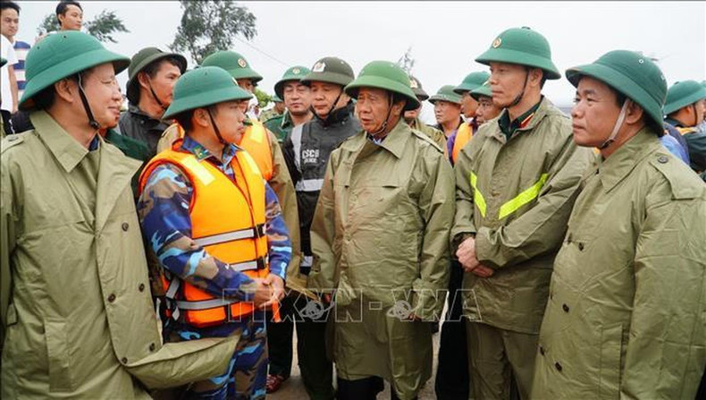 El vice primer ministro Le Van Thanh inspecciona la labor de superación de daños de la tormenta. (Fotografía: VNA)