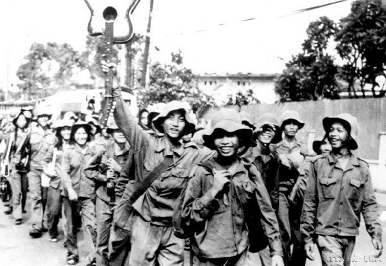 Jóvenes de Ciudad Ho Chi Minh parten con entusiasmo para construir una nueva zona económica, el 28 de marzo de 1976.