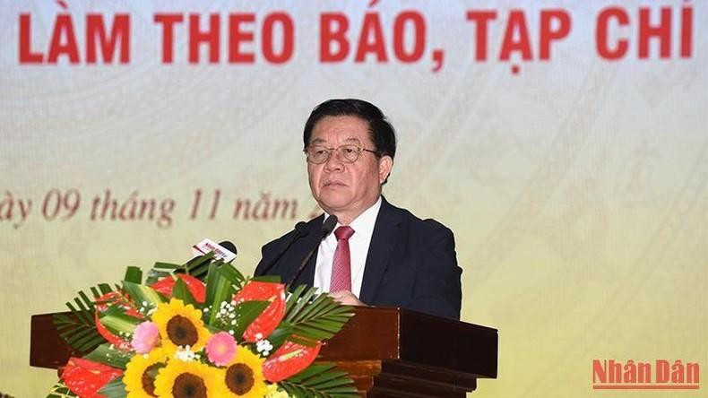 El compañero Nguyen Trong Nghia copreside la conferencia junto con dirigentes de Nhan Dan, la ciudad de Hai Phong y otras partes. (Fotografía: Nhan Dan)