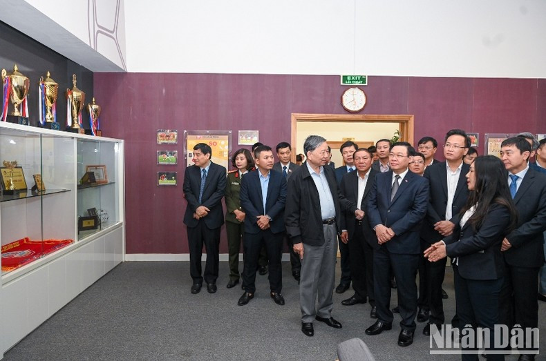 [Foto] Presidente del Parlamento vietnamita visita centro de formación de fútbol juvenil ảnh 2