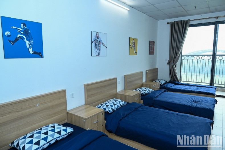 [Foto] Presidente del Parlamento vietnamita visita centro de formación de fútbol juvenil ảnh 3