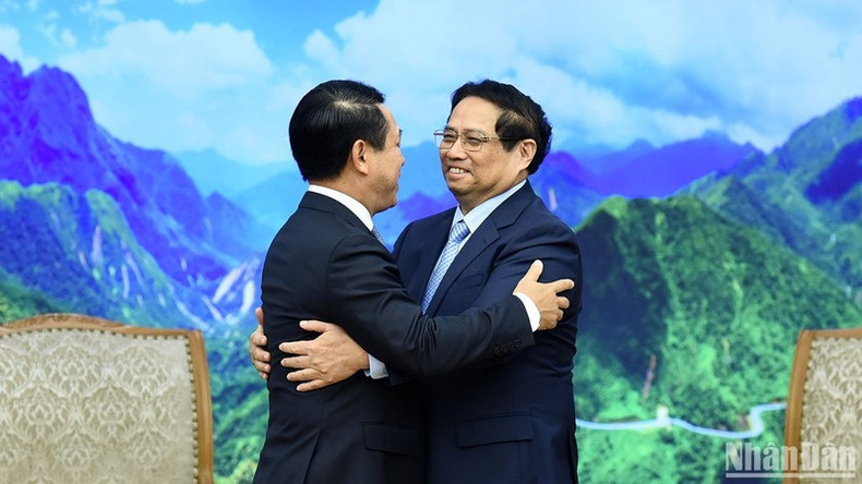 El premier Pham Minh Chinh y el vice primer ministro y titular de Relaciones Exteriores de Laos, Saleumxay Kommasith.
