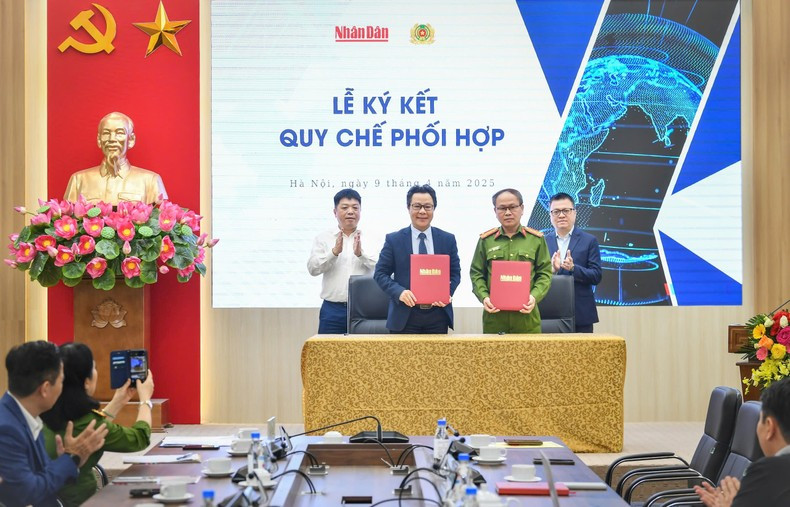 El jefe del Departamento de Tecnología del periódico Nhan Dan, Vu Mai Hoang, y el coronel Ngo Nhu Cuong, director adjunto del Departamento C06, firman la cooperación en presencia de dirigentes del diario. El jefe del Departamento de Tecnología del periódico Nhan Dan, Vu Mai Hoang, y el coronel Ngo Nhu Cuong, director adjunto del Departamento C06, firman la cooperación en presencia de dirigentes del diario.