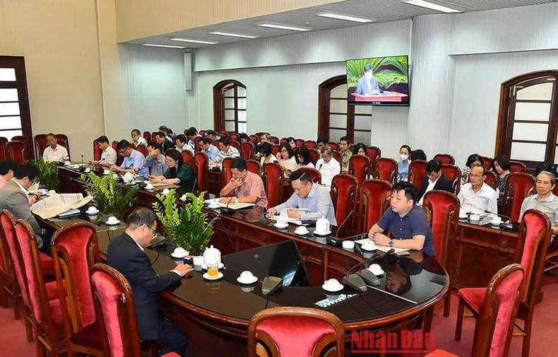 Escena de la reunión en la sede de Nhan Dan.