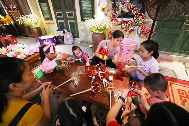 Los niños pueden experimentar elaborando pasteles de luna, linternas de estrella o de conejo, máscaras de papel maché o cometas de papel. (Fotografía: VNA) Los niños pueden experimentar elaborando pasteles de luna, linternas de estrella o de conejo, máscaras de papel maché o cometas de papel. (Fotografía: VNA)