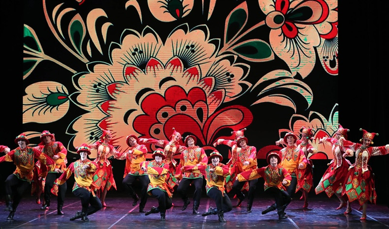 Los artistas rusos brindan a la ceremonia 15 actuaciones de varios géneros como danza de las dagas e interpretación con la flauta. (Fotografía: congluan.vn)