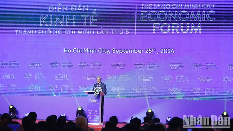 Pham Binh An, subjefe del Instituto de Estudios de Desarrollo de Ciudad Ho Chi Minh, habla en el foro.