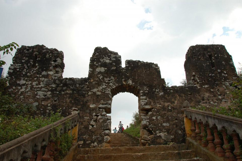 Ruinas de la ciudadela de la dinastía Mac. (Fotografía: tinmoitruong.vn) Ruinas de la ciudadela de la dinastía Mac. (Fotografía: tinmoitruong.vn)