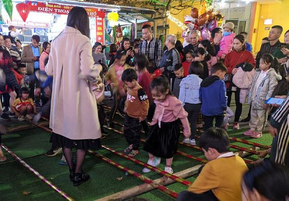 Una actividad cultural en el mercado nocturno de Ky Lua. (Fotografía: foody.vn) Una actividad cultural en el mercado nocturno de Ky Lua. (Fotografía: foody.vn)