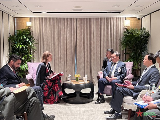 El viceministro de Defensa, teniente general Hoang Xuan Chien, se reunió con Cipolla Christine, directora regional para Asia-Pacífico del Comité Internacional de la Cruz Roja. (Fotografía: VNA) El viceministro de Defensa, teniente general Hoang Xuan Chien, se reunió con Cipolla Christine, directora regional para Asia-Pacífico del Comité Internacional de la Cruz Roja. (Fotografía: VNA)