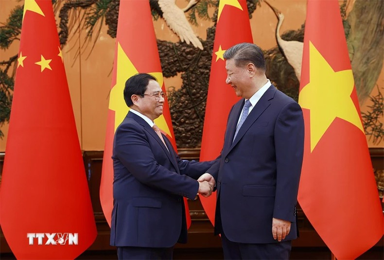 El primer ministro Pham Minh Chinh recibido por el secretario general del Comité Central del PCCh y presidente de China, Xi Jinping.