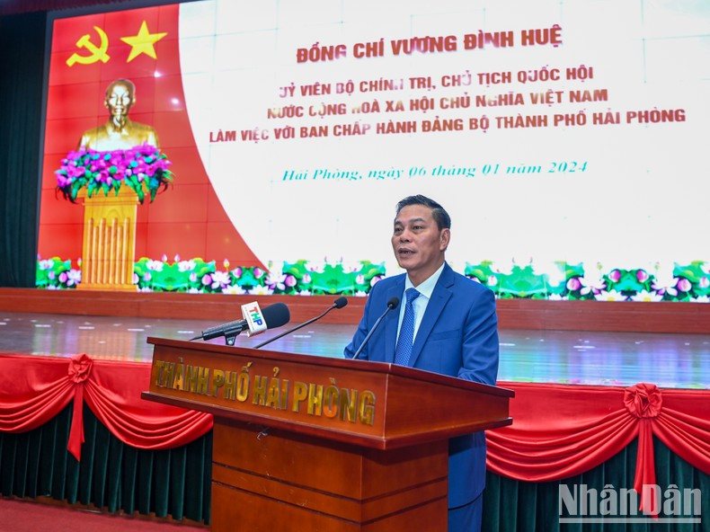 El presidente del Comité Popular de la ciudad, Nguyen Van Tung, presenta un informe.