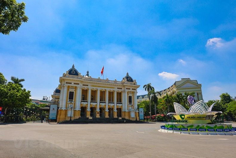 Actualmente, la Plaza de la Revolución de Agosto pertenece al distrito capitalino de Hoan Kiem. Es un conjunto arquitectónico simbólico de la ciudad milenaria. Actualmente, la Plaza de la Revolución de Agosto pertenece al distrito capitalino de Hoan Kiem. Es un conjunto arquitectónico simbólico de la ciudad milenaria.