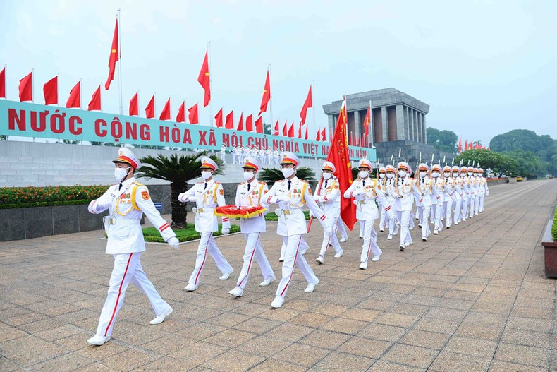 Un equipo de soldados desfila ante el Mausoleo de Ho Chi Minh. Un equipo de soldados desfila ante el Mausoleo de Ho Chi Minh.