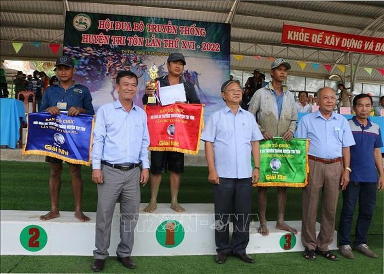 El primer puesto perteneció al dúo número 23 de un oriundo de la comuna de Luong Phi. El primer puesto perteneció al dúo número 23 de un oriundo de la comuna de Luong Phi.