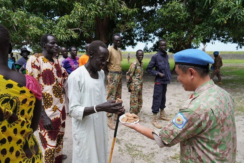 Invitan a degustar pasteles a cada anciano y niño. Invitan a degustar pasteles a cada anciano y niño.
