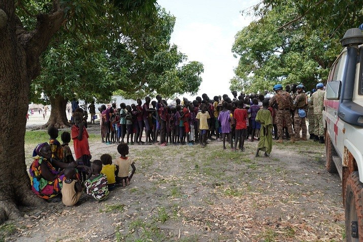 Cola de lugareños para recibir obsequios y participar en las actividades organizadas por los visitantes. Cola de lugareños para recibir obsequios y participar en las actividades organizadas por los visitantes.