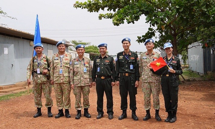 Tres oficiales del Ministerio de Seguridad Pública de Vietnam, de uniforme verde oscuro, en servicio en Yuba, capital de Sudán del Sur, y el mencionado hospital de campaña. Tres oficiales del Ministerio de Seguridad Pública de Vietnam, de uniforme verde oscuro, en servicio en Yuba, capital de Sudán del Sur, y el mencionado hospital de campaña.