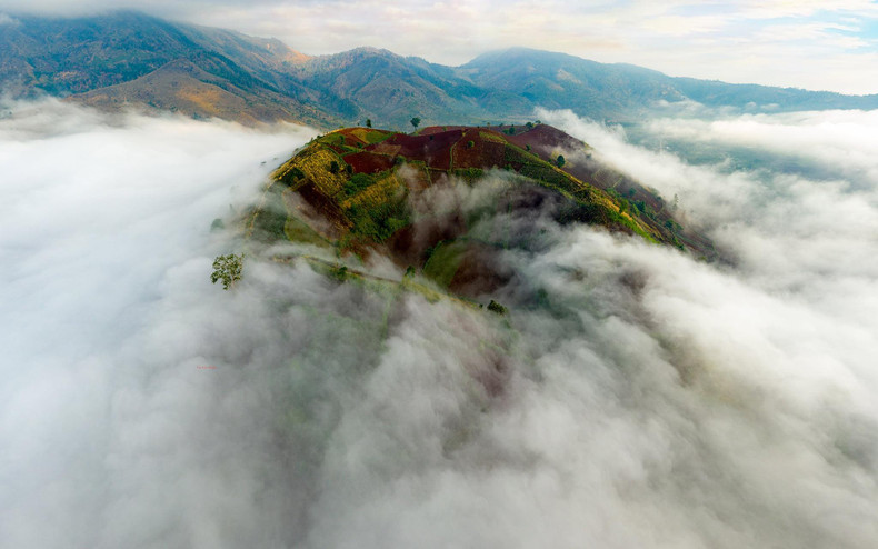 Escondido en las capas de nubes, Chu Dang Ya se torna aún más magnífico y misterioso.