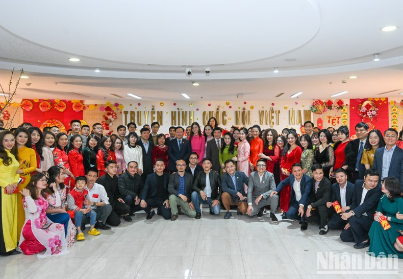 El titular del Legislativo posa junto con miembros de la Televisión de la ANV. El titular del Legislativo posa junto con miembros de la Televisión de la ANV.