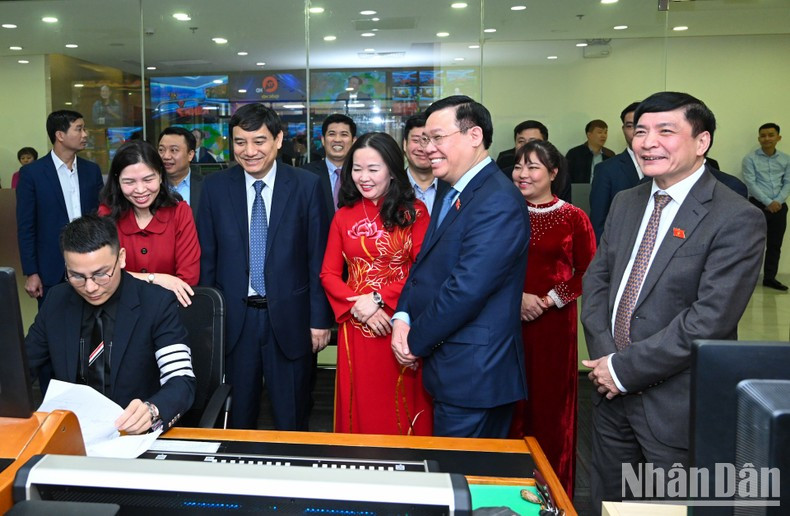 Dinh Hue visita la sede de la Televisión de la ANV. Dinh Hue visita la sede de la Televisión de la ANV.