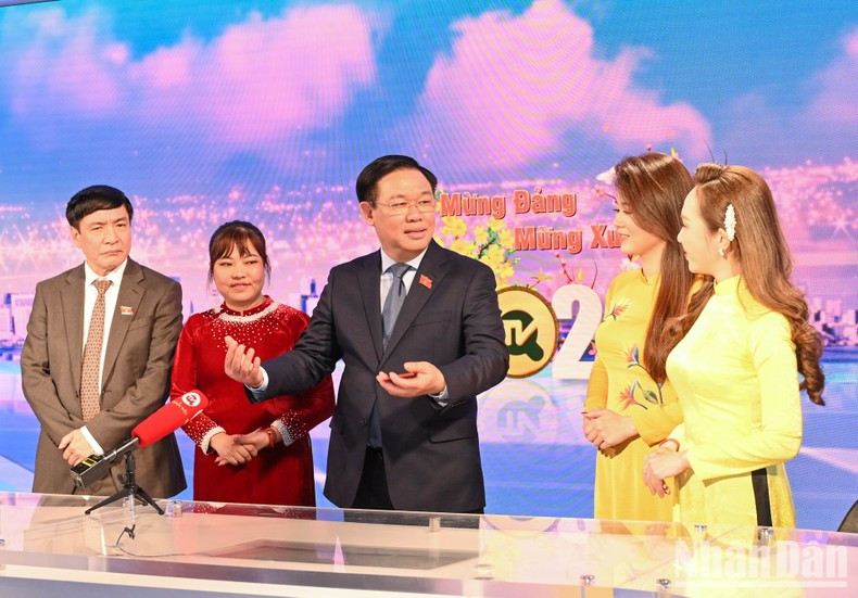 El dirigente anima a los empleados de guardia en el Tet. El dirigente anima a los empleados de guardia en el Tet.