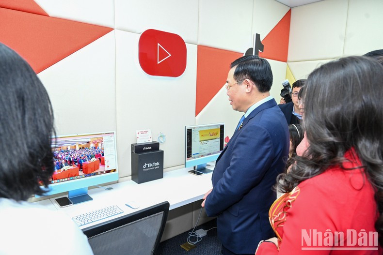 Recorre el departamento de comunicación por redes sociales. Recorre el departamento de comunicación por redes sociales.