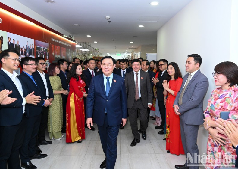 Dinh Hue en la sede del periódico Dai Bieu Nhan Dan. Dinh Hue en la sede del periódico Dai Bieu Nhan Dan.