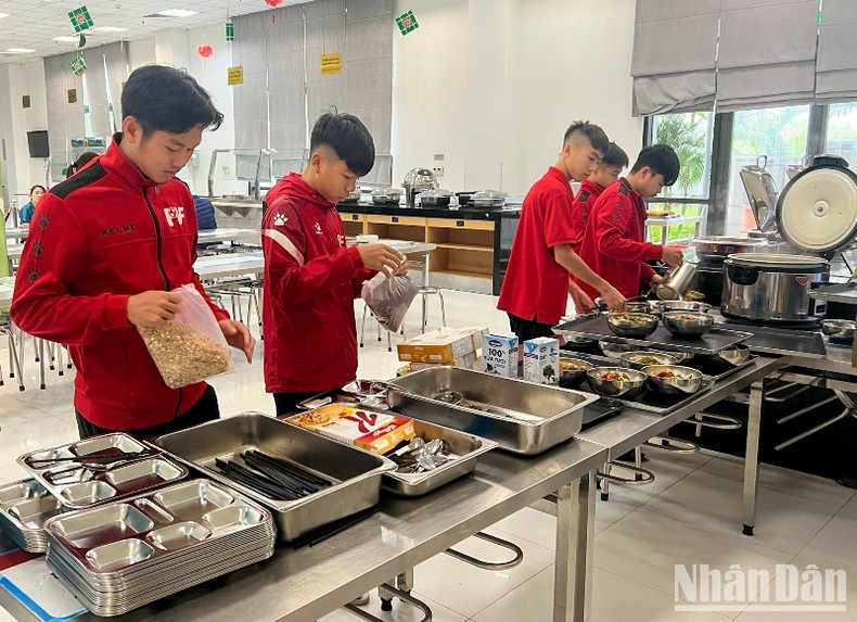[Foto] Presidente del Parlamento vietnamita visita centro de formación de fútbol juvenil ảnh 4