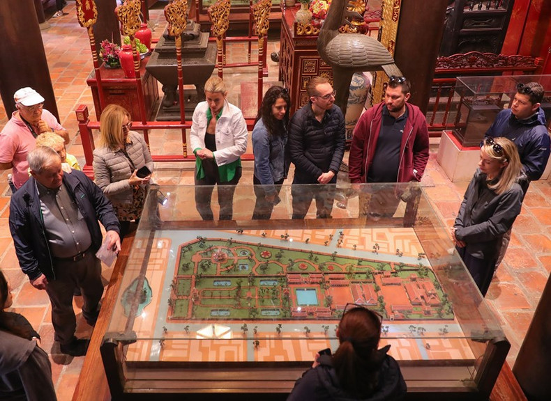 Turistas visitan la maqueta del Templo de la Literatura (Van Mieu-Quoc Tu Giam). Turistas visitan la maqueta del Templo de la Literatura (Van Mieu-Quoc Tu Giam).
