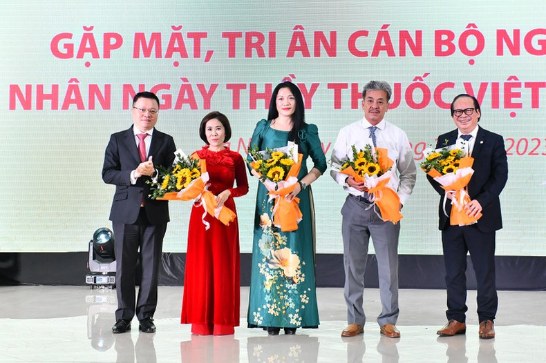 El compañero Le Quoc Minh, miembro del Comité Central (CC) del Partido, presidente-editor de Nhan Dan, subjefe de la Comisión de Comunicación y Educación del CC y titular de la Asociación de Periodistas de Vietnam, entrega flores de felicitación a los galenos invitados. El compañero Le Quoc Minh, miembro del Comité Central (CC) del Partido, presidente-editor de Nhan Dan, subjefe de la Comisión de Comunicación y Educación del CC y titular de la Asociación de Periodistas de Vietnam, entrega flores de felicitación a los galenos invitados.