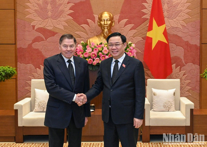 El presidente de la Asamblea Nacional de Vietnam, Vuong Dinh Hue, da la bienvenida al titular de la Corte Suprema rusa, Lebedev Vyacheslav Mikhailovich.