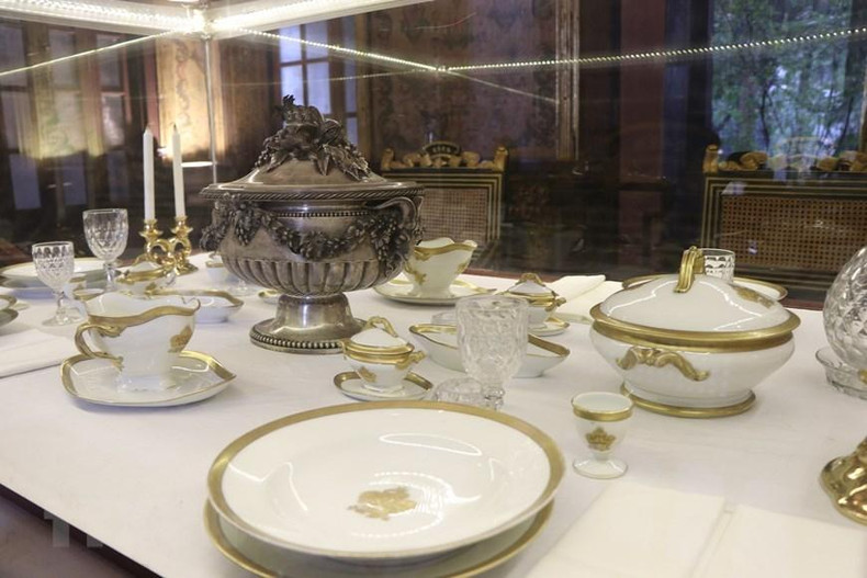 Numerosos objetos de la vida cotidiana de la familia real se exhiben en el palacio de An Dinh. Numerosos objetos de la vida cotidiana de la familia real se exhiben en el palacio de An Dinh.