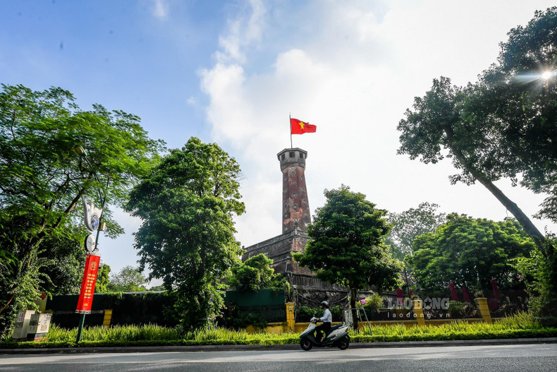 En numerosas calles capitalinas reina el color rojo de banderas, banderolas, lemas, carteles de propaganda y pancartas de gran tamaño.