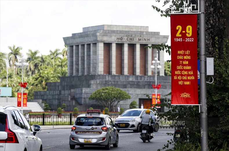 Banderolas engalanan los alrededores de la histórica plaza de Ba Dinh y el Mausoleo dedicado al Presidente Ho Chi Minh.