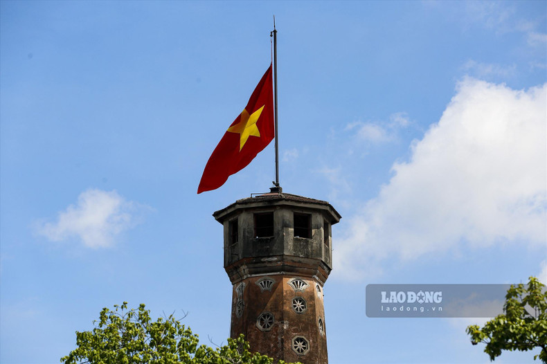 El sagrado símbolo de la enseña nacional ondea en las calles hanoyenses.